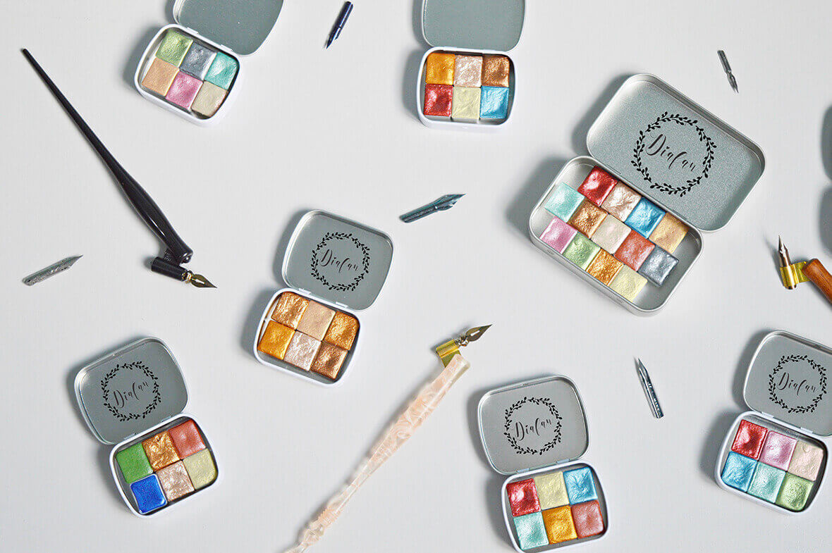 colectie de diverse culori perlate si instrumente de scris pentru caligrafie