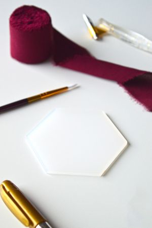 place-card-blank-plexiglas-hexagon-colorat-alb-mat