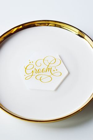 plexiglas-mat-opac-placecard-invitati-groom